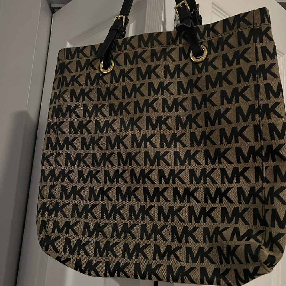 Michael kor purse good for traveling